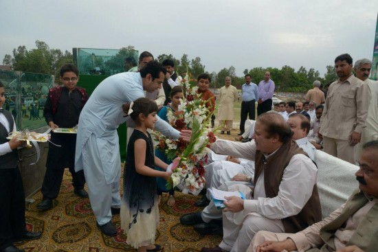 Talal Ch. with children presenting flowers to Nawaz Sharif in Jaranwala election rally on 27/4/2013