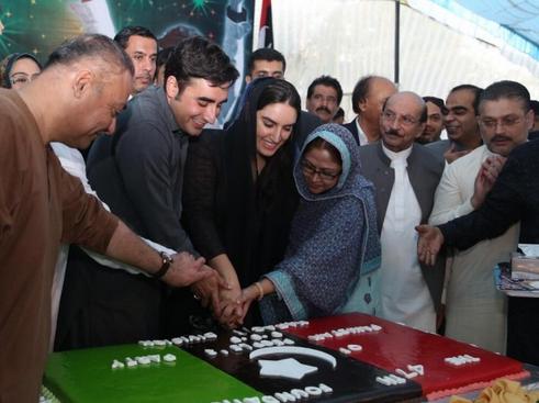 Bilawal Zardari cutting 46 anniversary cake in Karachi
