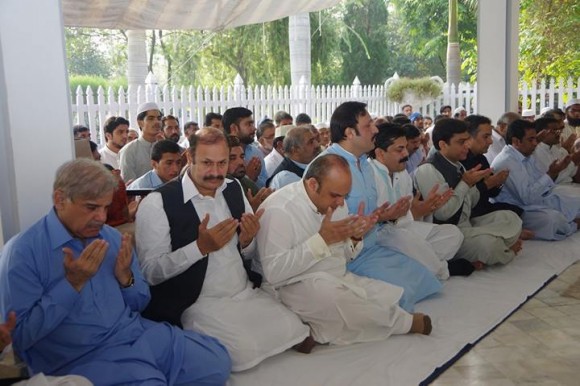 Shahbaz Sharif Offering Eid Prayer at Raiwind Lahore 4